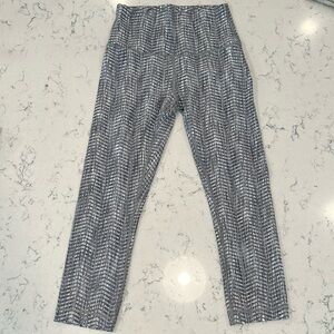 Like new Lululemon capri leggings - size 6